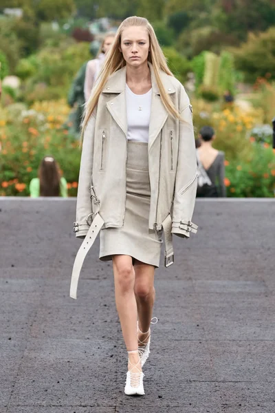 Look 19